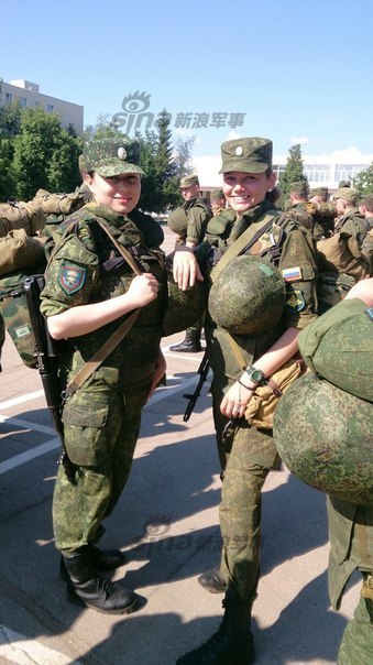 俄军超美女伞兵亮相 与男兵一起训练无特殊待遇_高清图集_新浪网