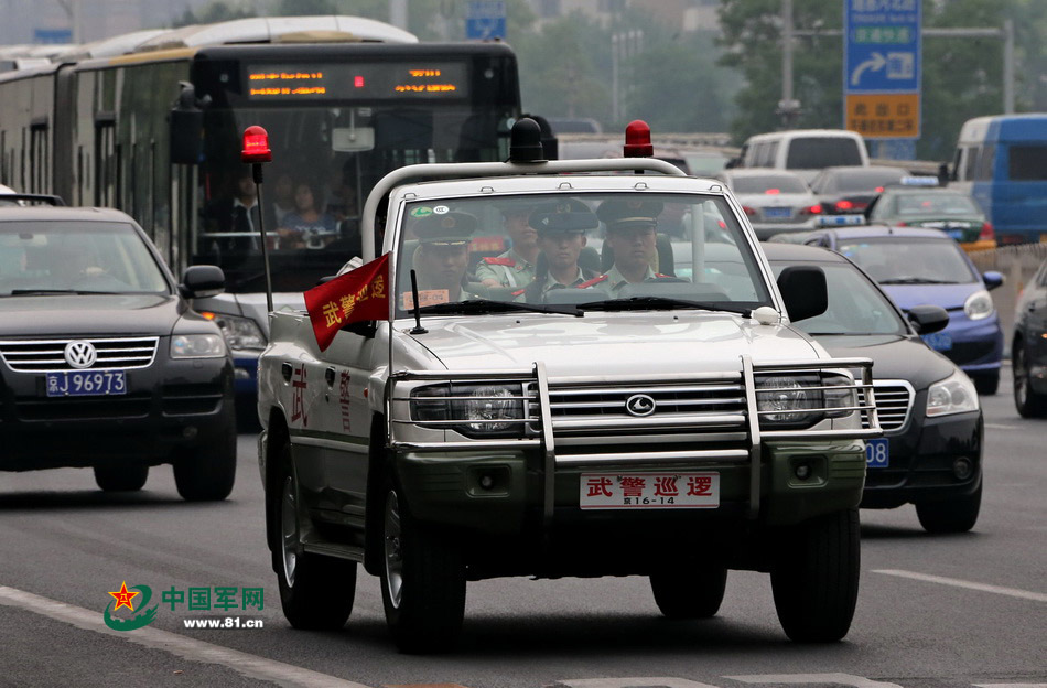 北京武警昼夜无休反恐巡逻 吃在车上守在车上