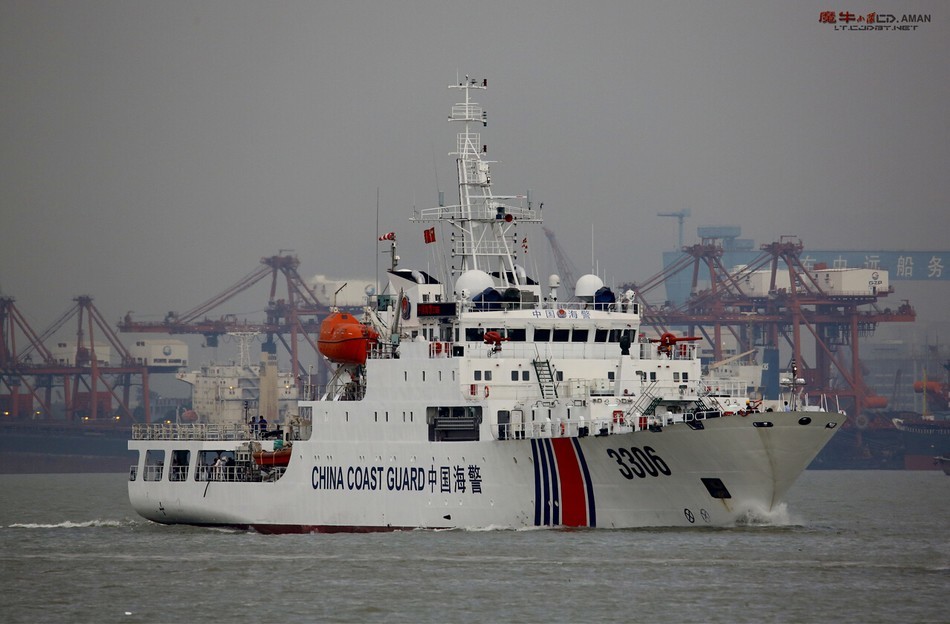 国产配南海海警3千吨级电动推力新执法船试航