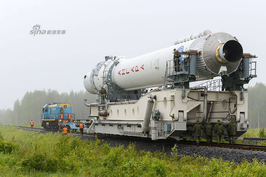 俄罗斯普列谢茨克发射场内,挎枪俄军士兵将一枚安加拉型运输火箭及部