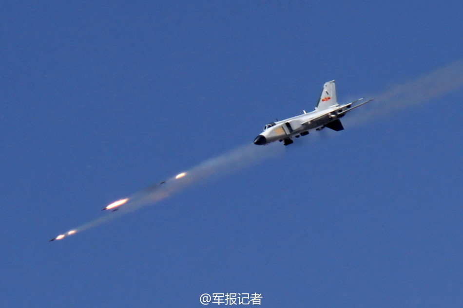 军方曝光歼八f战机对地火箭弹攻击猛照