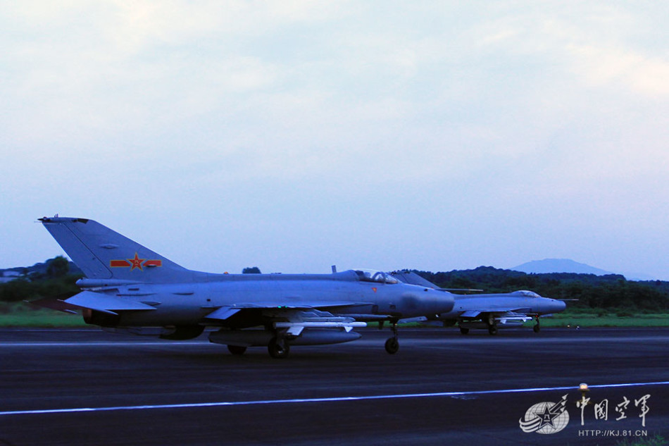 空军二代歼7战机挂弹挂油箱夜间紧急出动