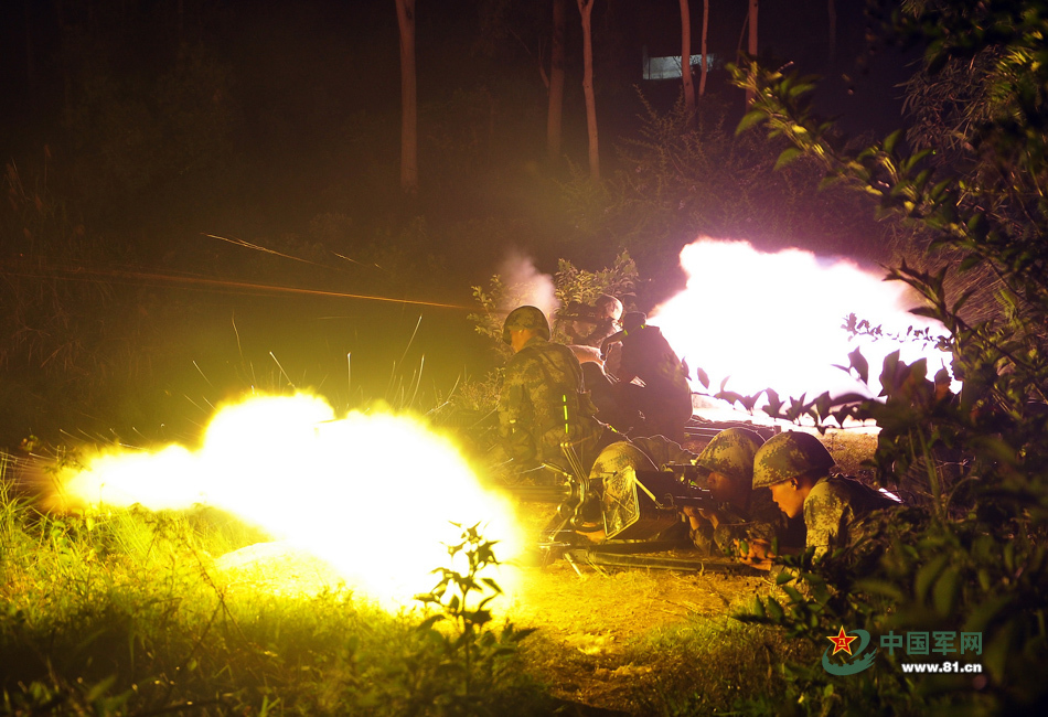 机枪手夜间射击火焰四射