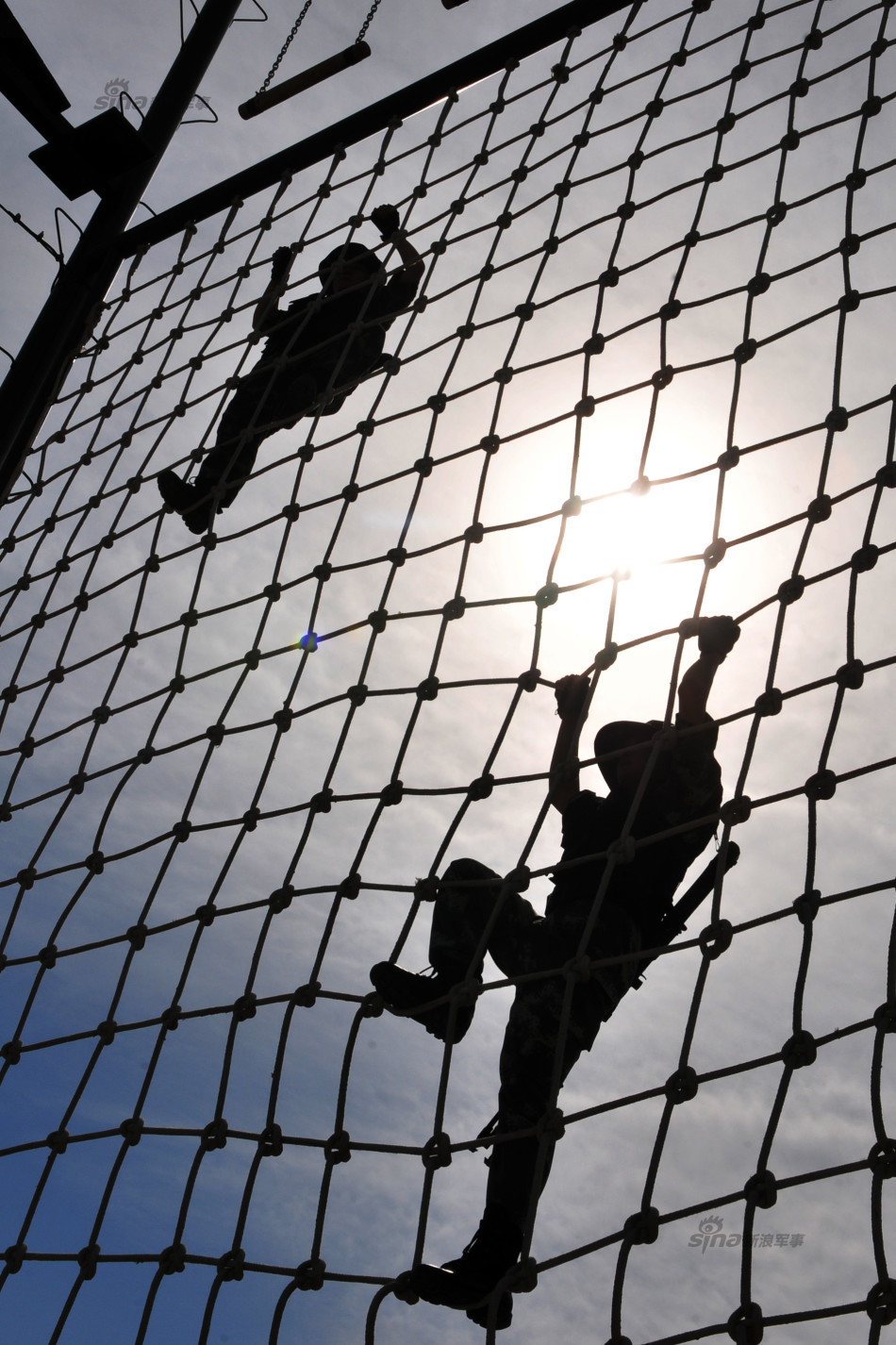 两名女狙击手在进行攀爬占领制高点训练