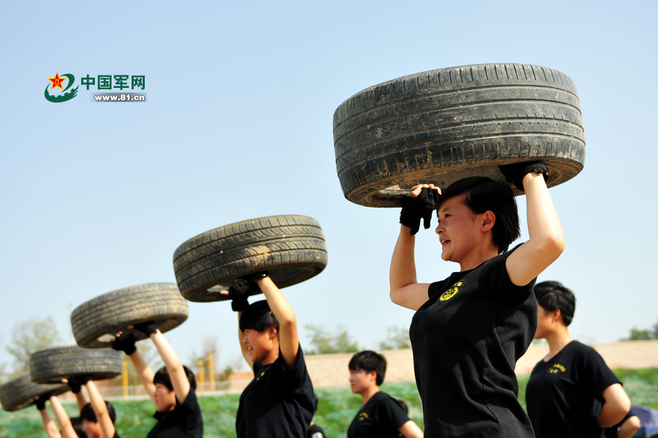 两名女狙击手在进行攀爬占领制高点训练