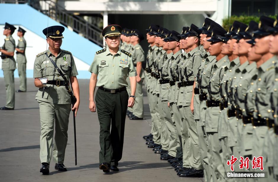 驻港部队司令王晓军中将检阅香港惩教署部队_高清图集_新浪网