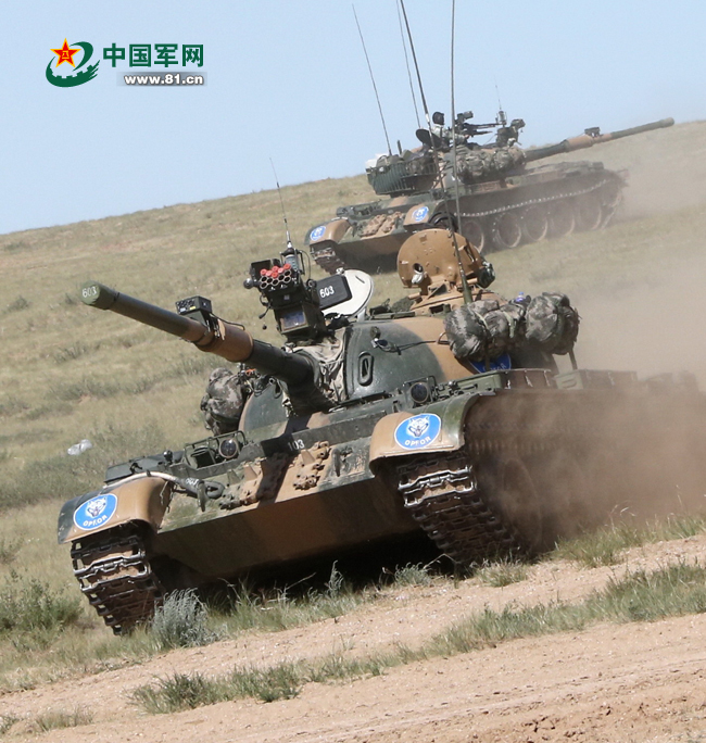 朱日和基地对抗:蓝军狼头涂装坦克群投入战斗