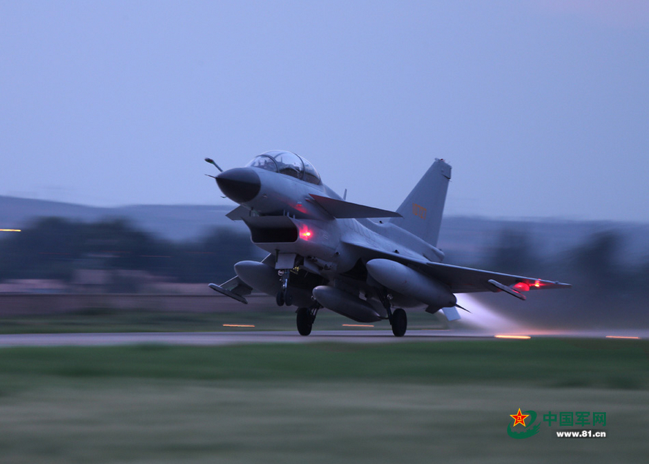 中国空军歼10战机夜训