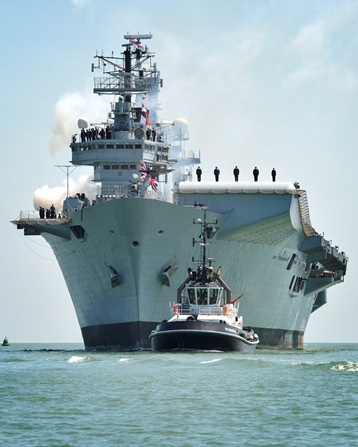 英国卓越号航母下月退役 泳装姑娘们挥手告别