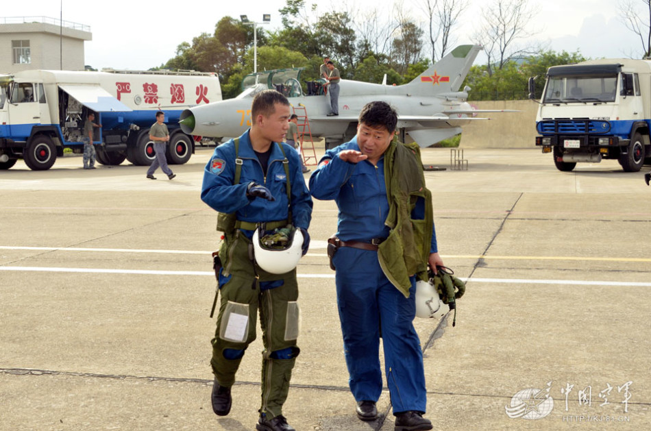 驻西南空军部队用老式歼教7教练机培训新飞行员_高清图集_新浪网