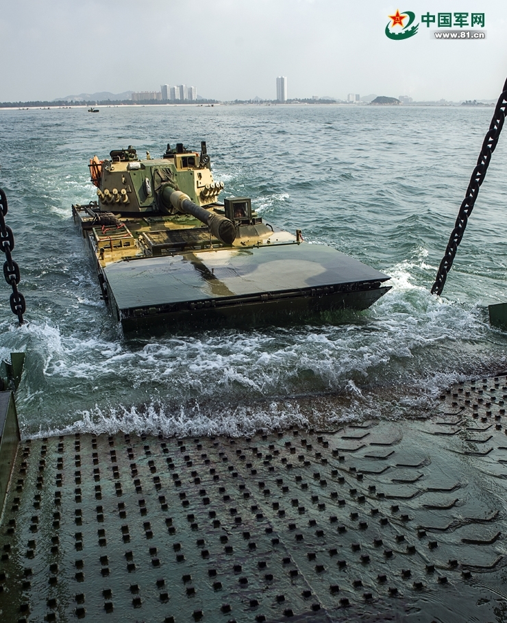 劈波斩浪!05式两栖突击炮远海登陆演练