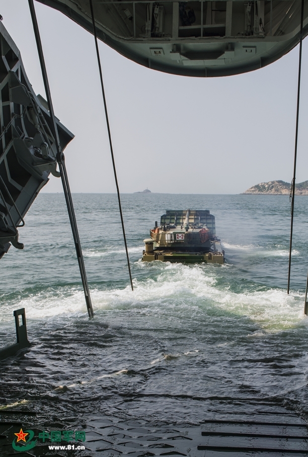 劈波斩浪!05式两栖突击炮远海登陆演练_高清图集_新浪网