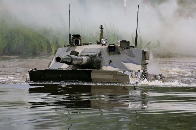 劈波斩浪!05式两栖突击炮远海登陆演练