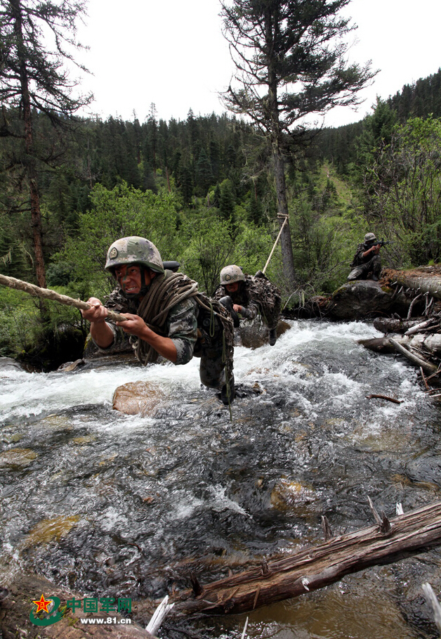 跋山涉水!第13集团军某团进行侦察破袭训练
