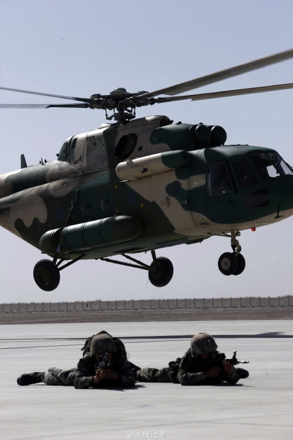 陆航机群飞越4500雪域高原空投伞兵