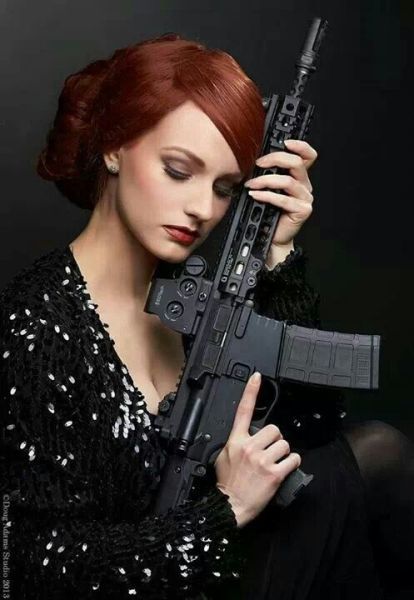 美女背枪合影让人目不转睛_高清图集_新浪网