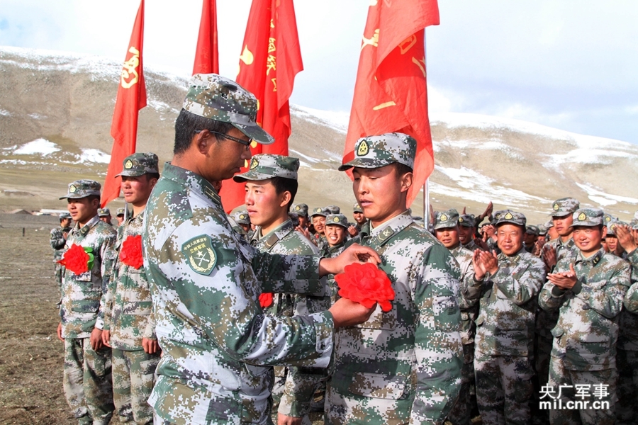 我红军团高原极限体能对抗 大兵个个是肌肉猛男