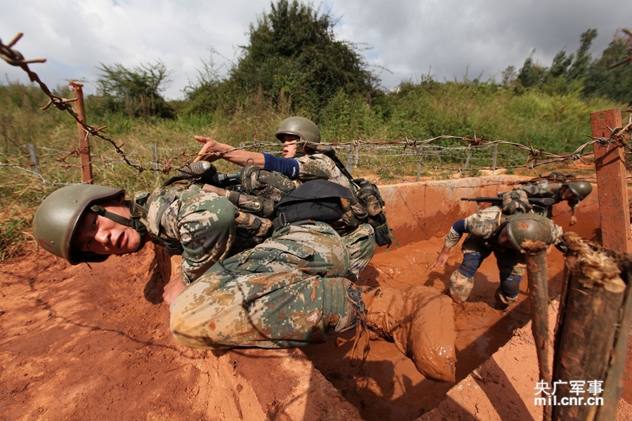 第14军魔鬼式训练曝光 障碍种类设置让人抓狂