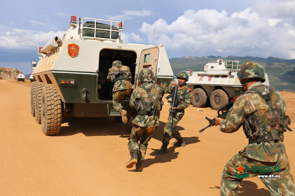 驻云南精锐武警部队开进深山练山地攻防作战