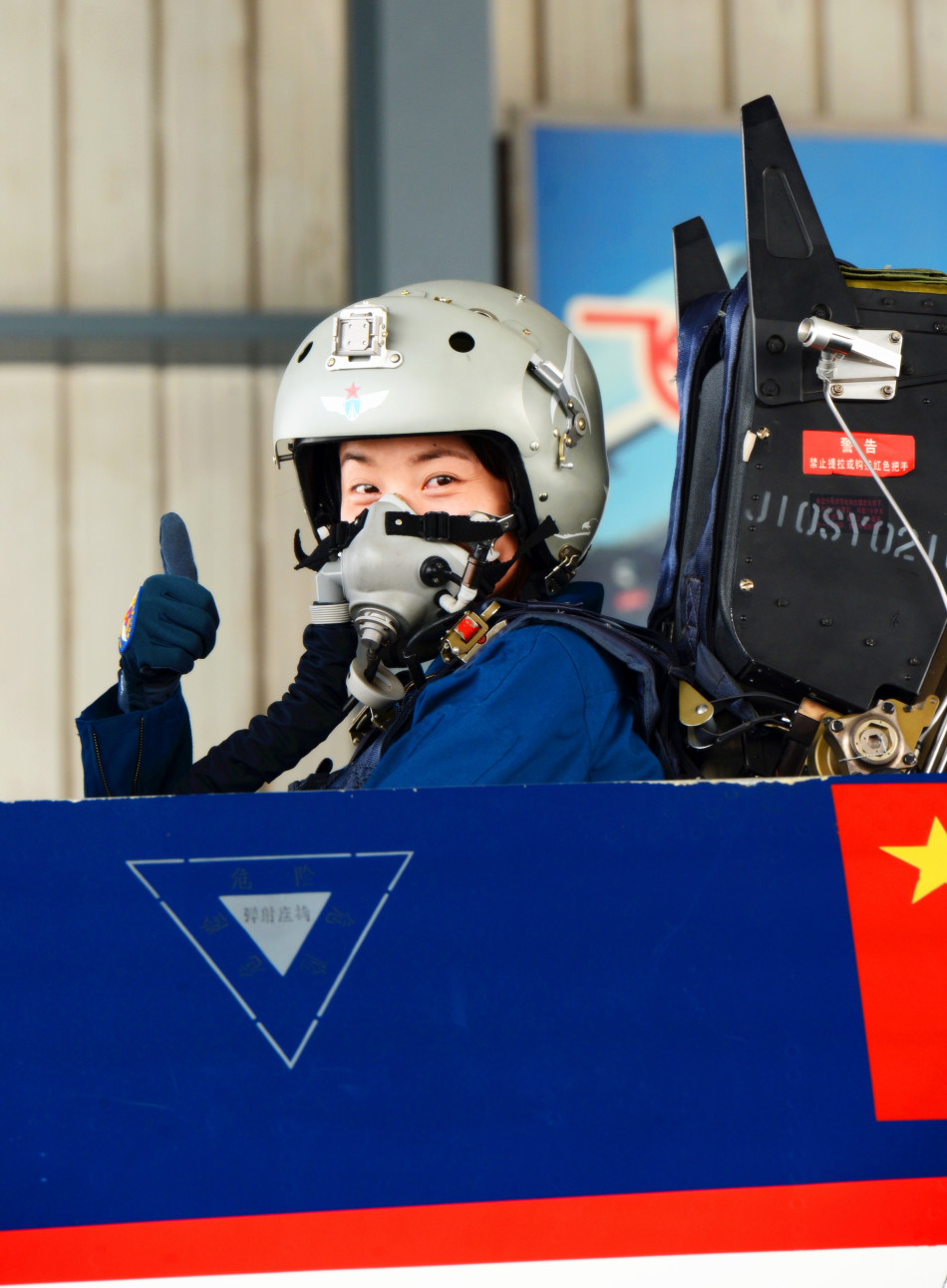 空军首批歼击机女飞行员亮相 将驾歼10参加航展