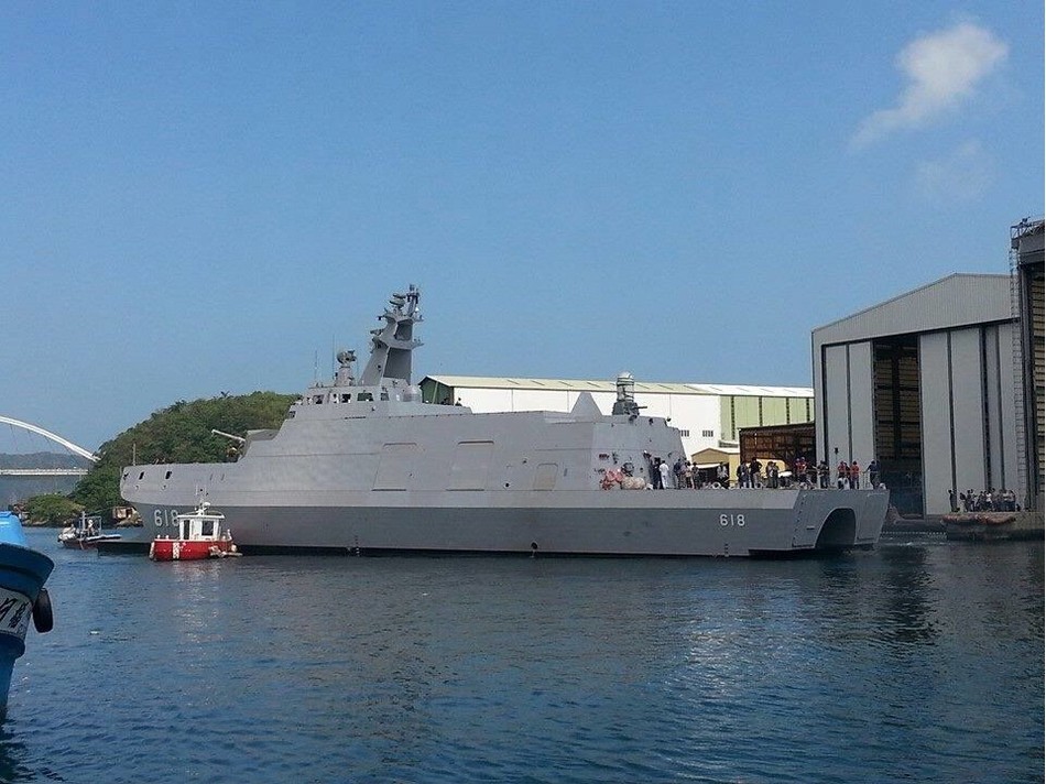 台湾自研双体隐身舰首舰沱江号出海测试