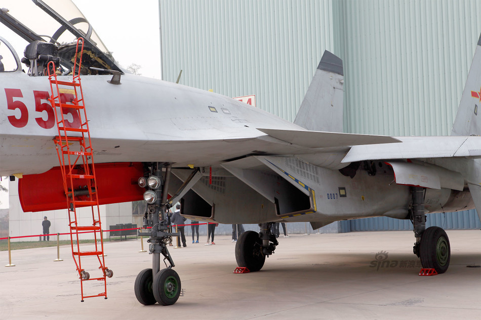 中国国产歼15飞鲨舰载战斗机近照