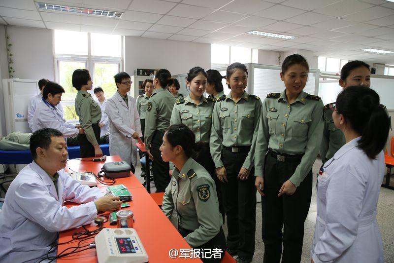 9 / 9 军报记者微博:9月23日,北京军区总医院康复医学专家团队来到