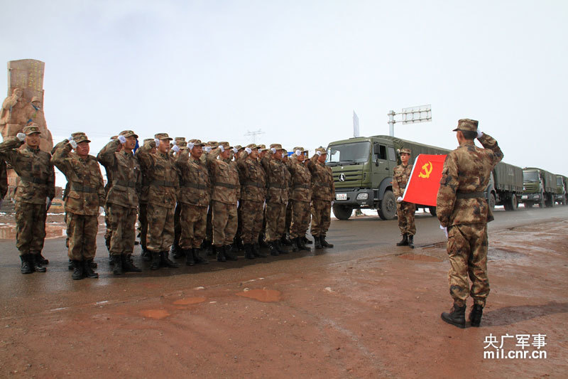 青藏线纪行"采访报道团,一路跟随青藏兵站部某汽车团从沱沱河兵站出发