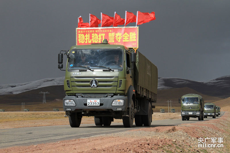 军曝"世界屋脊"运输线 驻藏部队物资运输主力