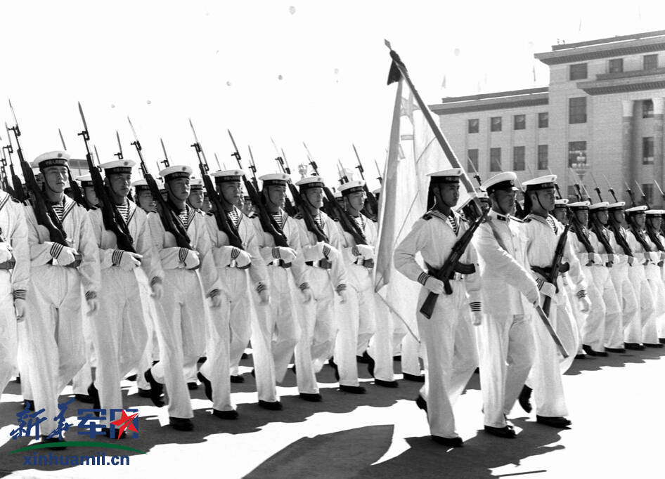 解放军各级军官和士兵,第一次身着佩戴军衔标志的新式军服威武亮阵