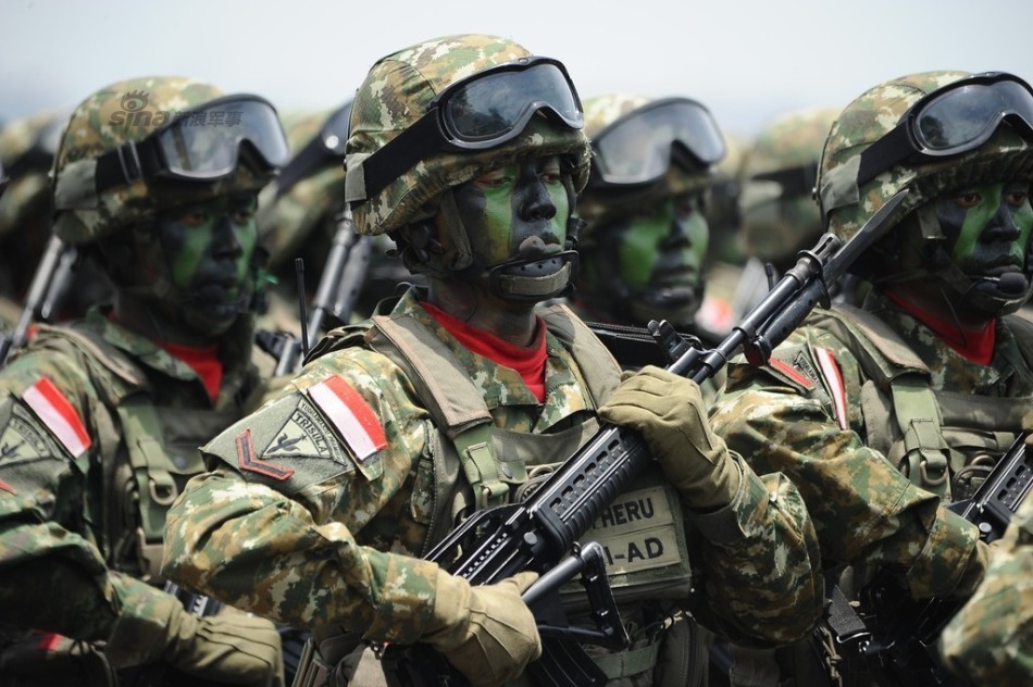 印尼三军举行盛大阅兵式庆祝建军节