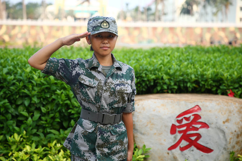 三沙市首位女兵军营生活 入伍首天站军姿学坚持_高清图集_新浪网
