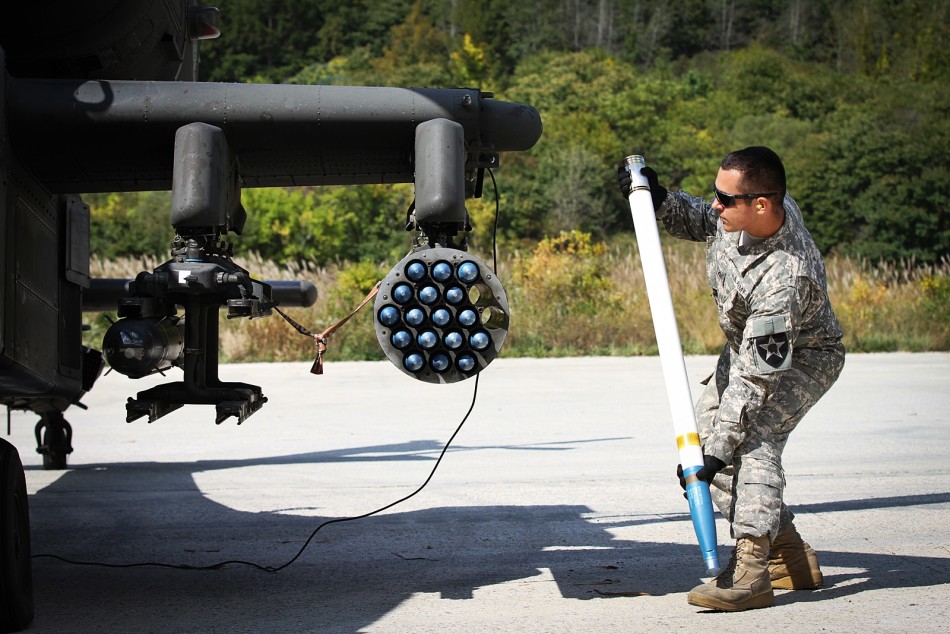 美军大兵为武直机装弹