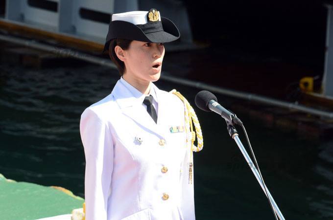 日本仁龙号潜艇下水 自卫队文工团女兵献唱