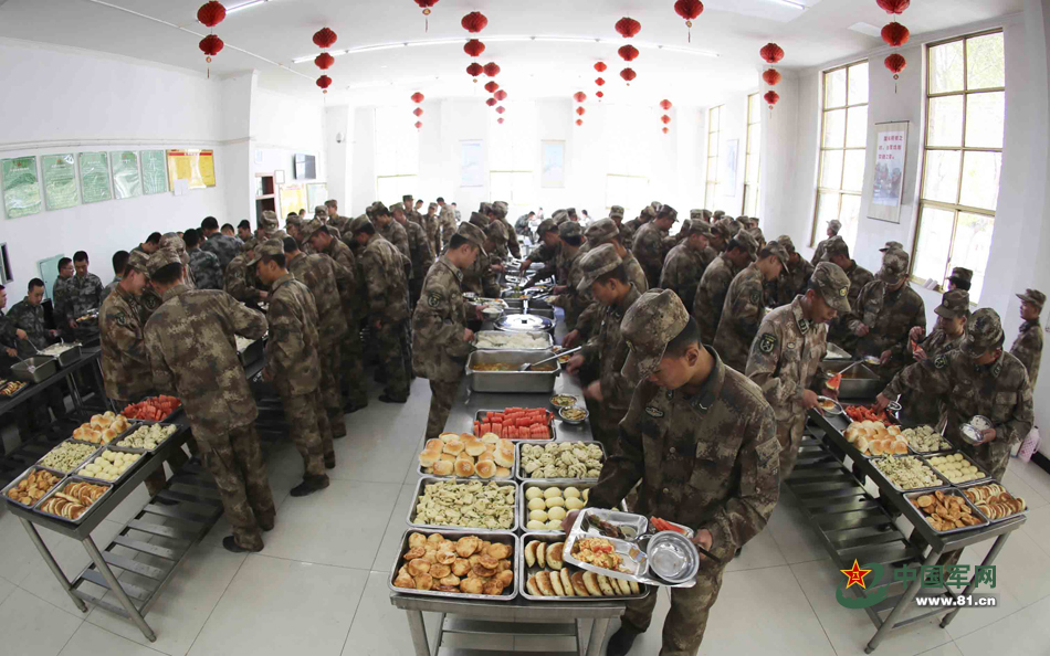 我军青藏线保障基地为汽车兵备8菜2汤丰盛伙食