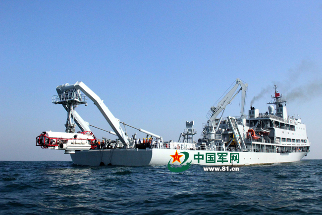 我海军先进lr7深潜救生艇出动首见操作舱画面