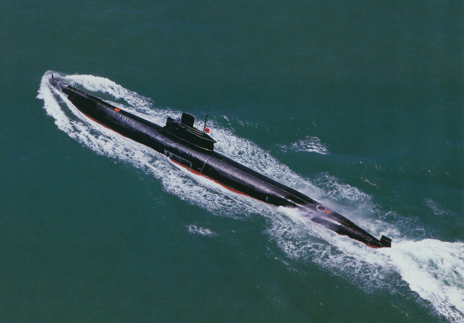 海警船领一群拖船浩浩荡荡