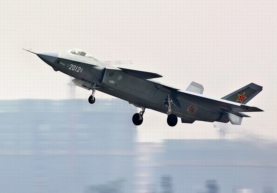 随着珠海航展的临近,作为首次在公开场合亮相的中国四代机歼-31"鹘鹰"