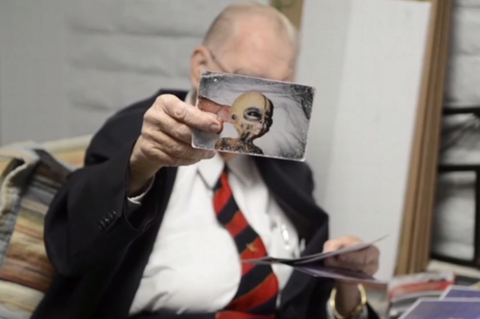 布什曼描述这些外星人身长约4尺半或5尺,长手指,蹼足(网页截图)