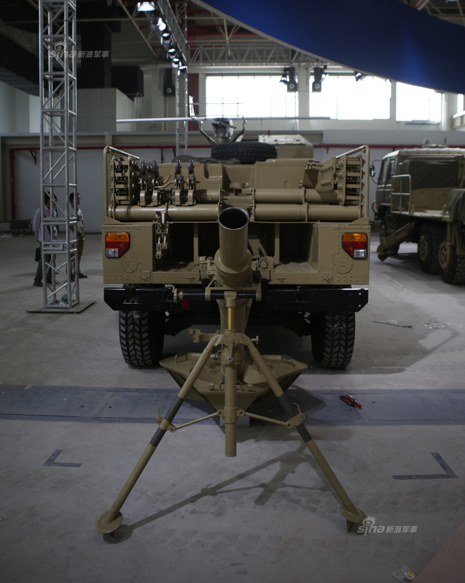 国产猛士越野车底盘120毫米口径机动迫击炮