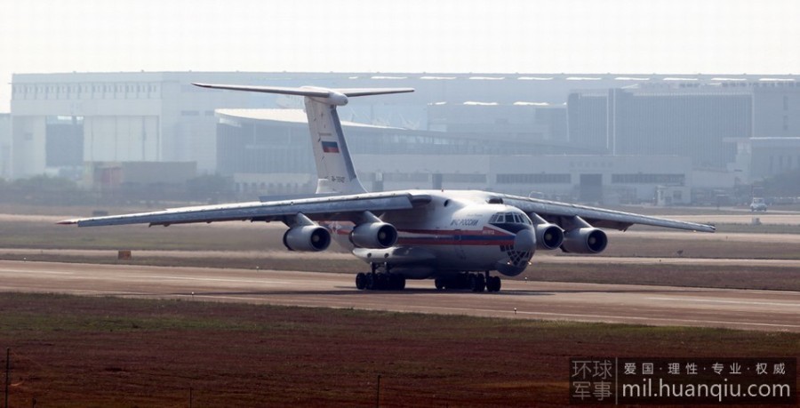 中国运20与俄制伊尔76并肩对比