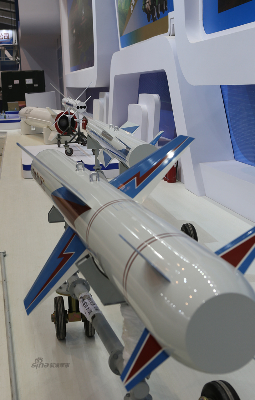 中国大批cm系列导弹亮相 新品cm501g类似红箭10