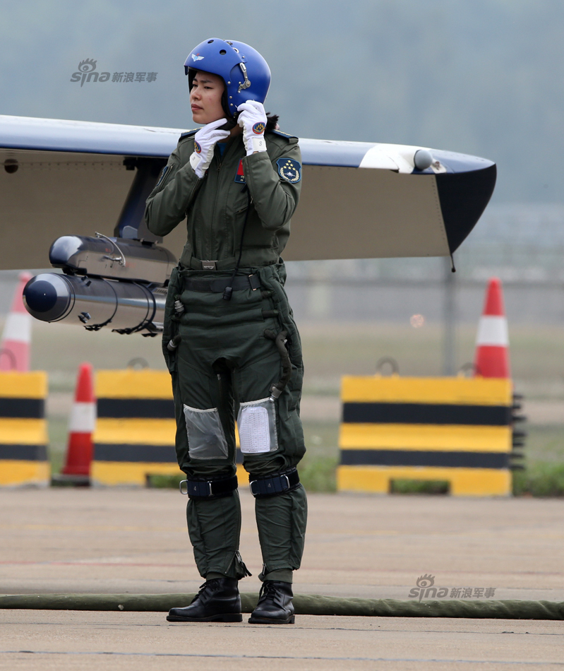 玩单反相机!八一队女飞行员出发登机表演跟拍