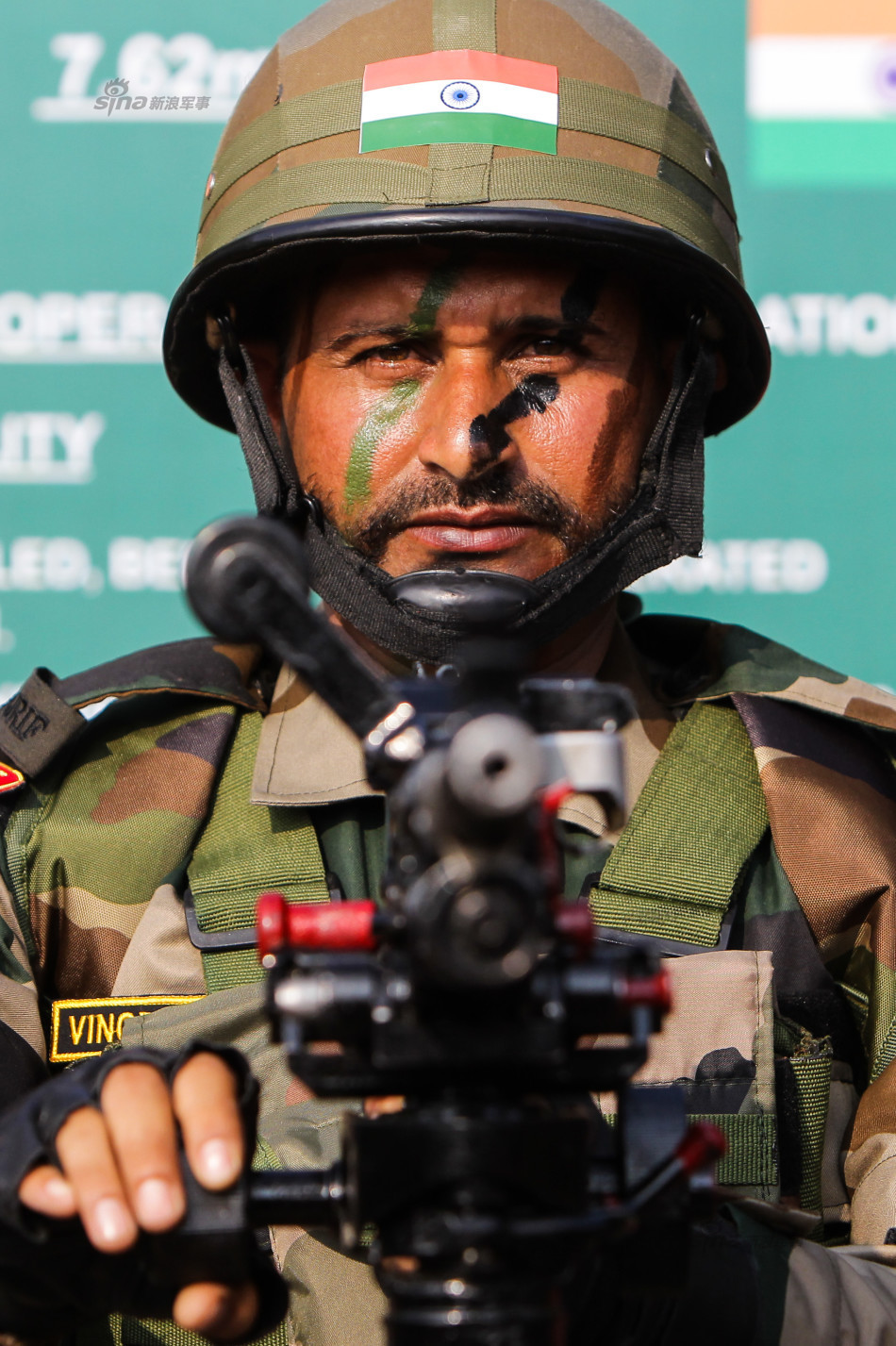 印度士兵展示印军制式武器