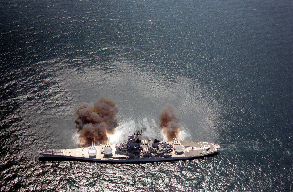 衣阿华级战列舰主炮齐射壮观照