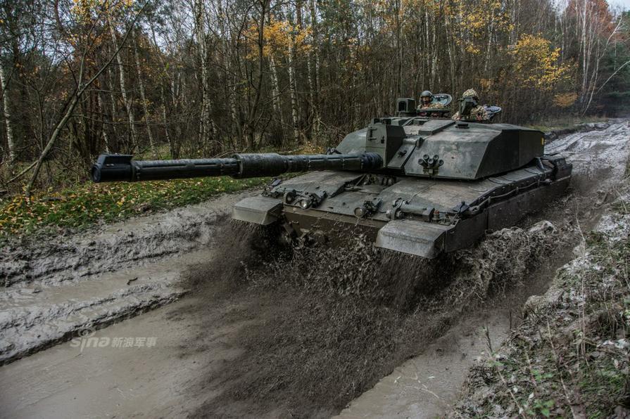 英国陆军出动挑战者2主战坦克波兰境内演习