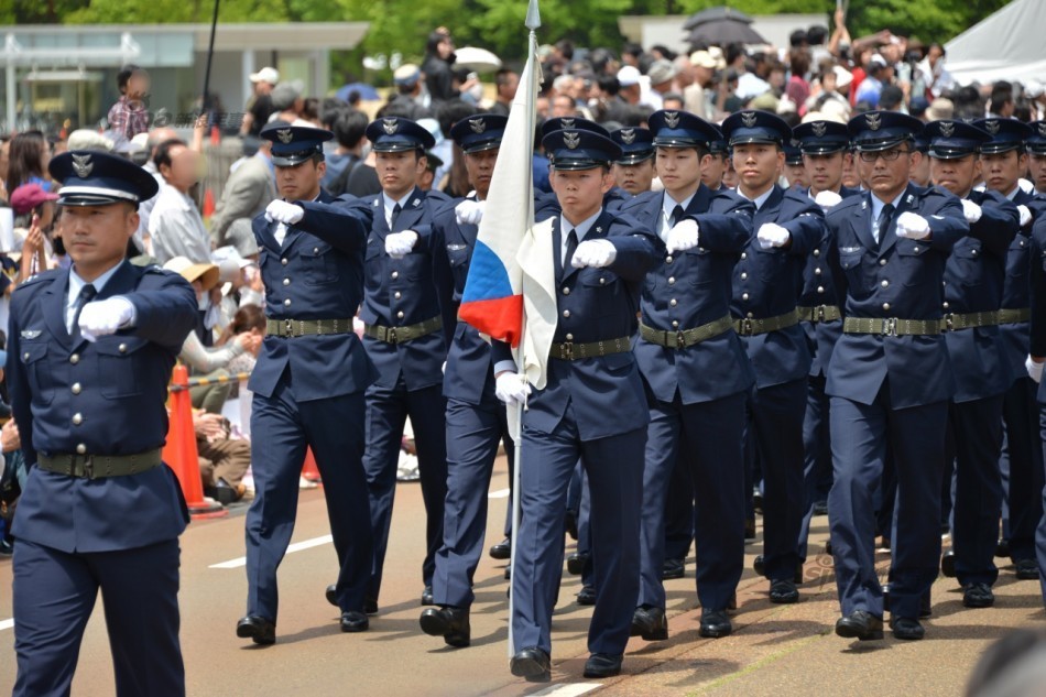 日本自卫队举行盛大阅兵式 狙击手方队面相很丧_高清图集_新浪网