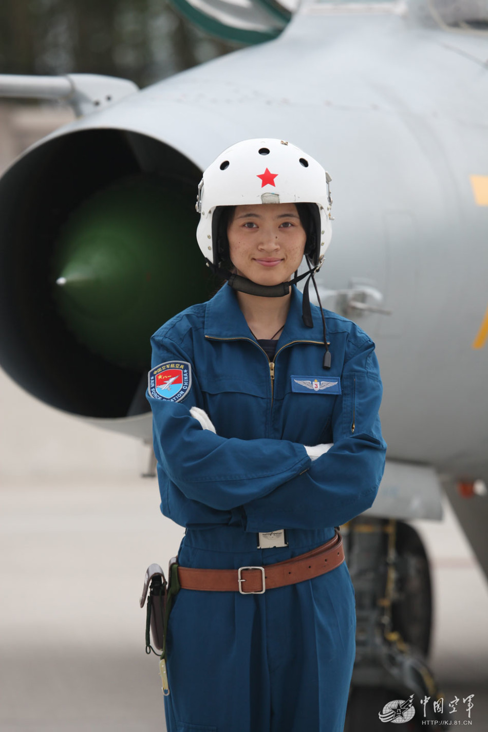 解放军歼7战机女飞行员戎装照便装照亮相