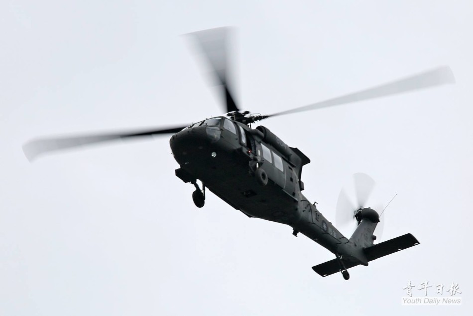 台军首批新型uh-60m黑鹰直升机运抵后直飞军营