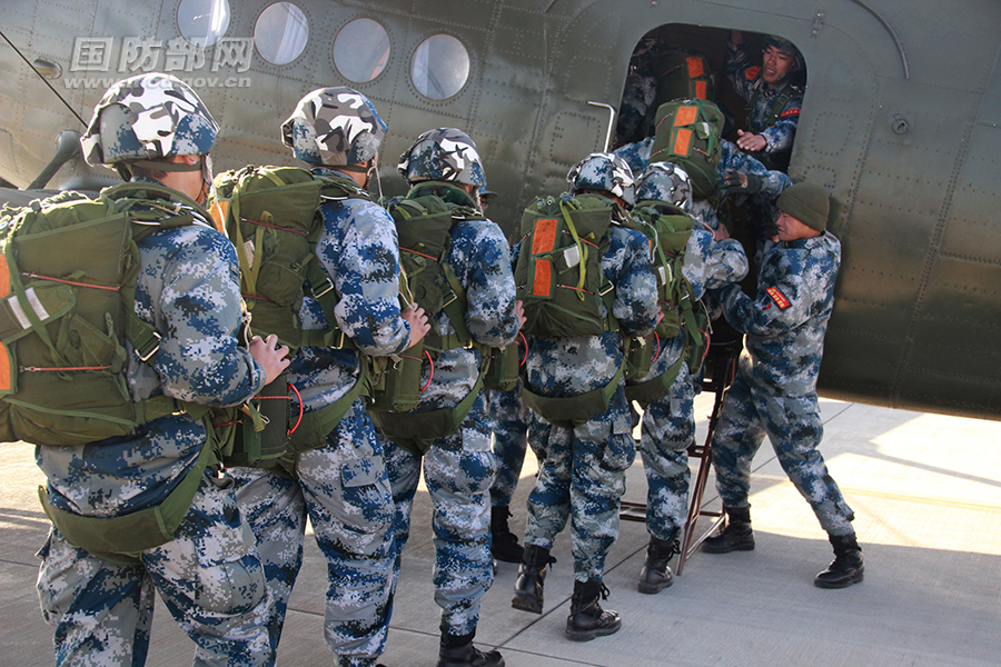老当益壮中国空降部队新兵跳伞仍用老旧运五